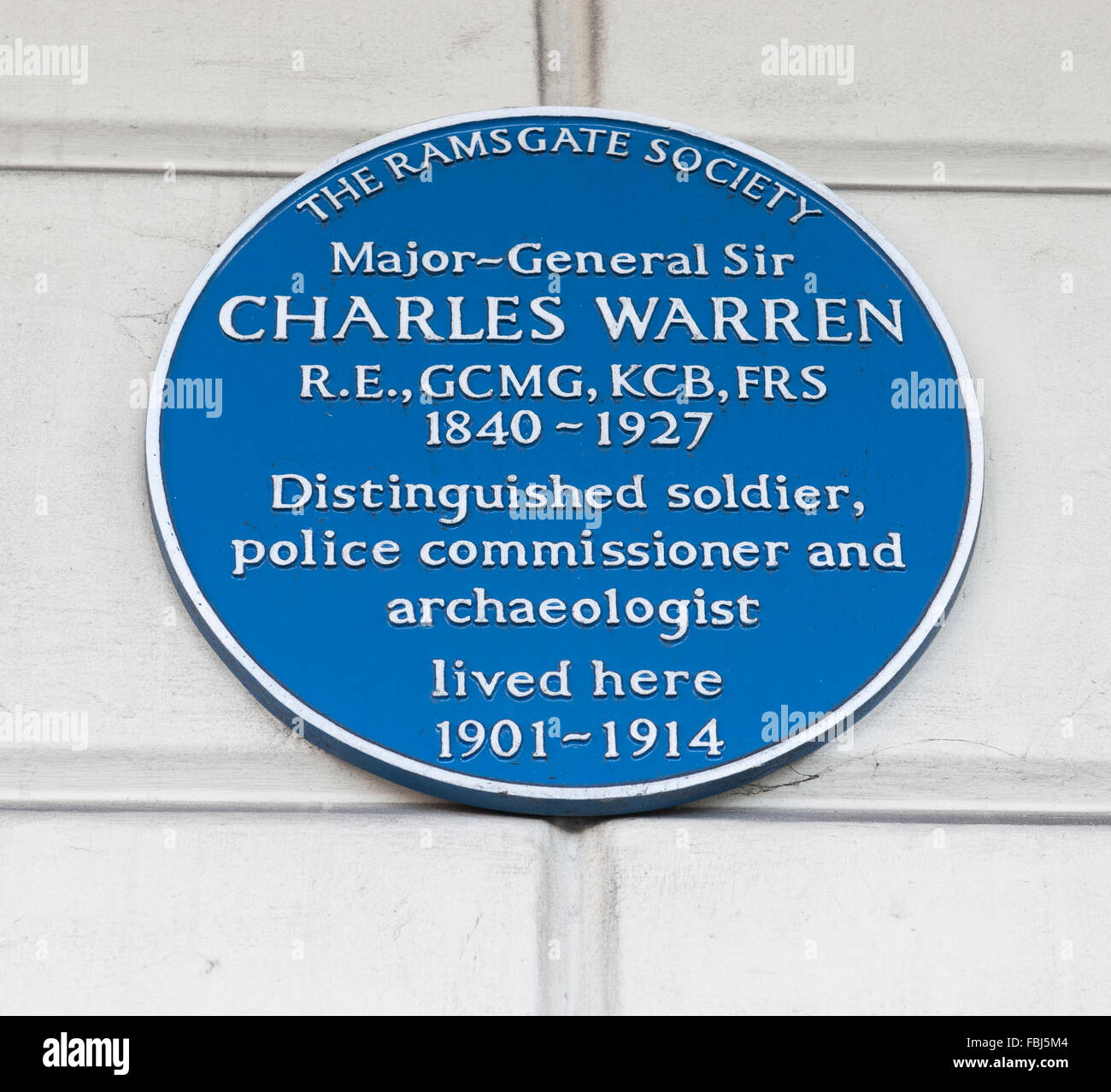 Blaue Plakette, Major-General Sir Charles Warren bei Wellington Crescent, Ramsgate, Kent, England, UK. Stockfoto