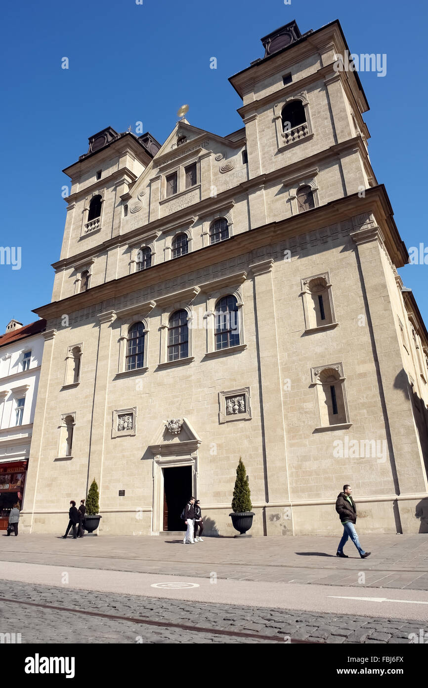 Alte Kirche auf der zentralen Straße in der Stadt Kosice, Slowakei. Stockfoto