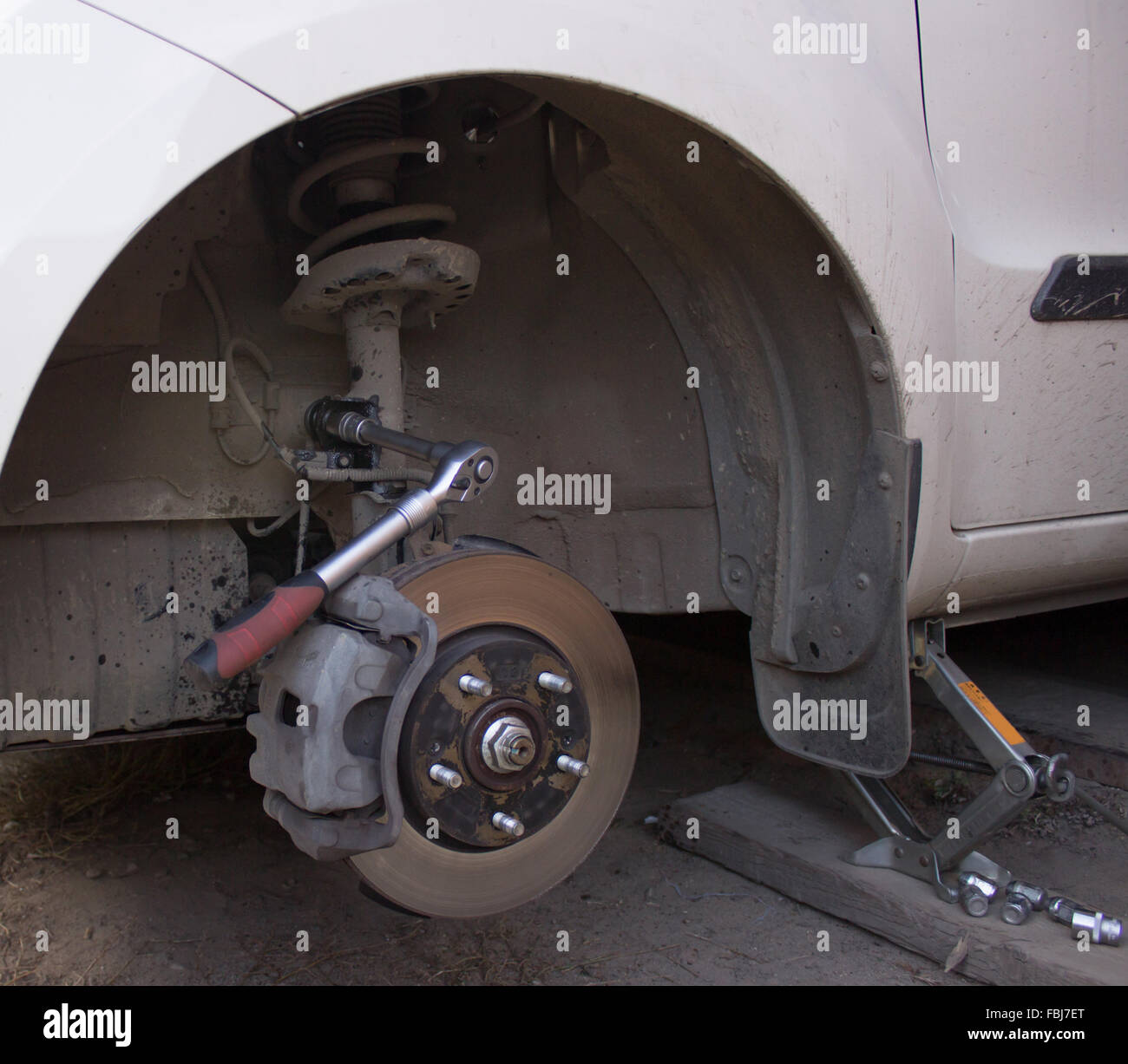Auto-Rad auf Auto-Reparatur-Station. Stockfoto