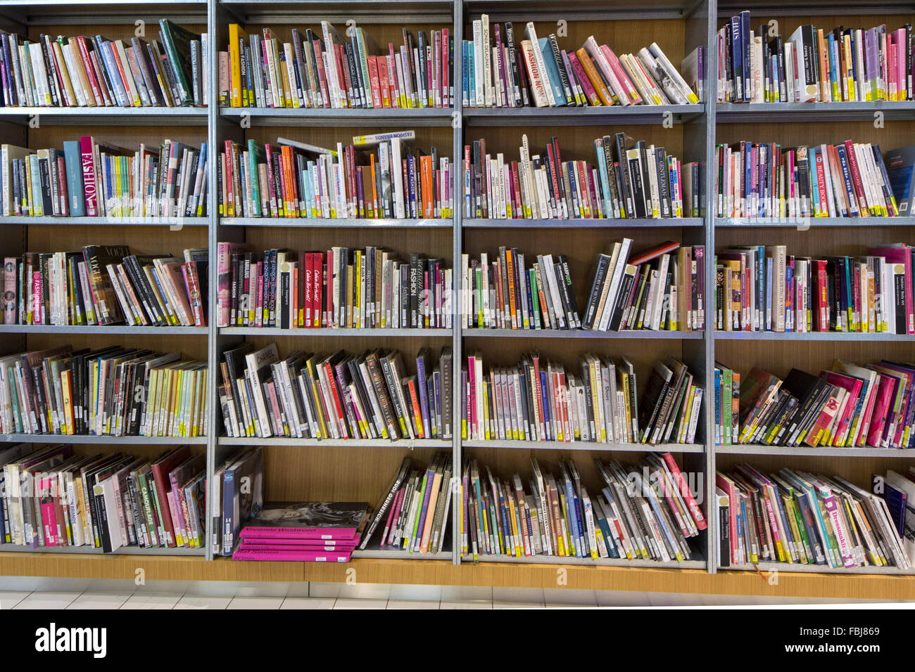 Bücher auf den Regalen der Bibliotheken. Stockfoto