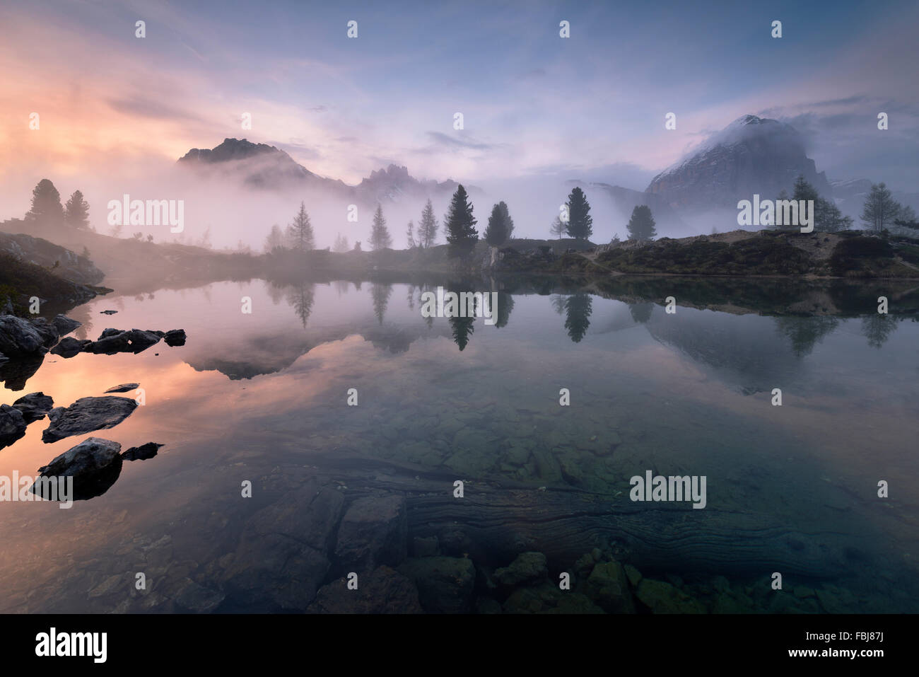 Italien, Dolomiten, Berg, See, Berge, Lago, Limides, Spiegelung, Licht, Wasser, Nebel, Stimmung, Farbe, Panorama, Sanctus, Tannen, Baum, Felsen, Steinen, Wolken, Landschaft, Exposition Stockfoto