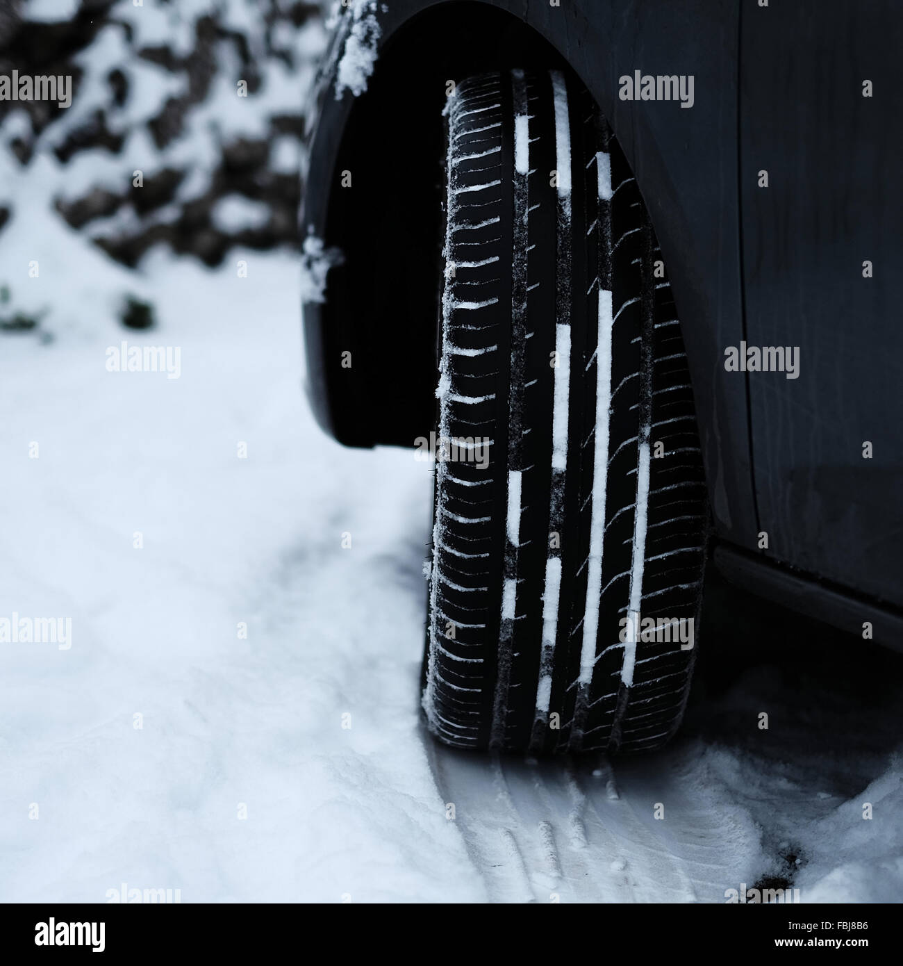 Pkw-Reifen in den Schnee mit Reifenprofil Stockfoto