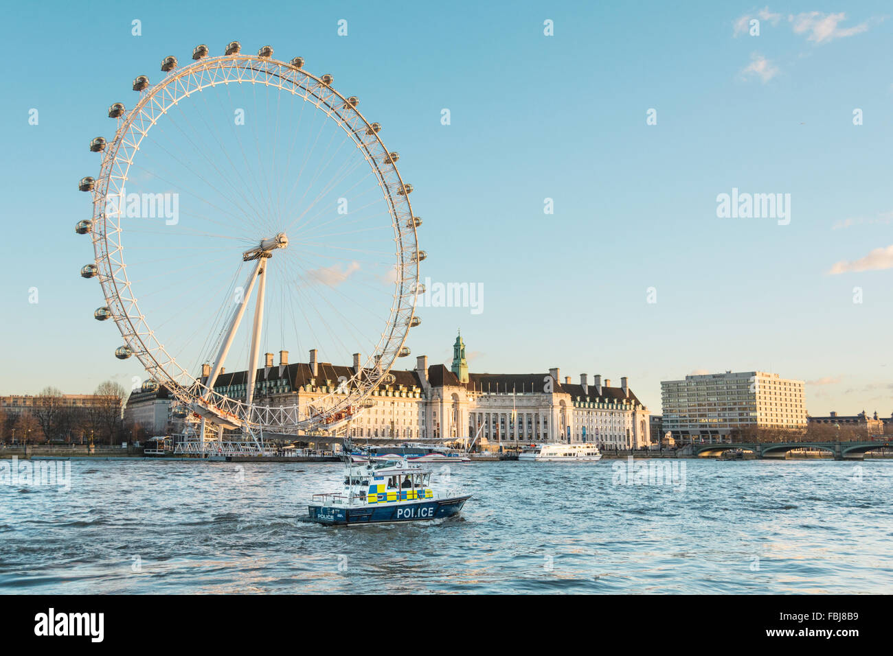 Abenddämmerung reflektiert das Shell Centre London Eye und das City Hall an der Southbank der Themse, London, England, Großbritannien Stockfoto