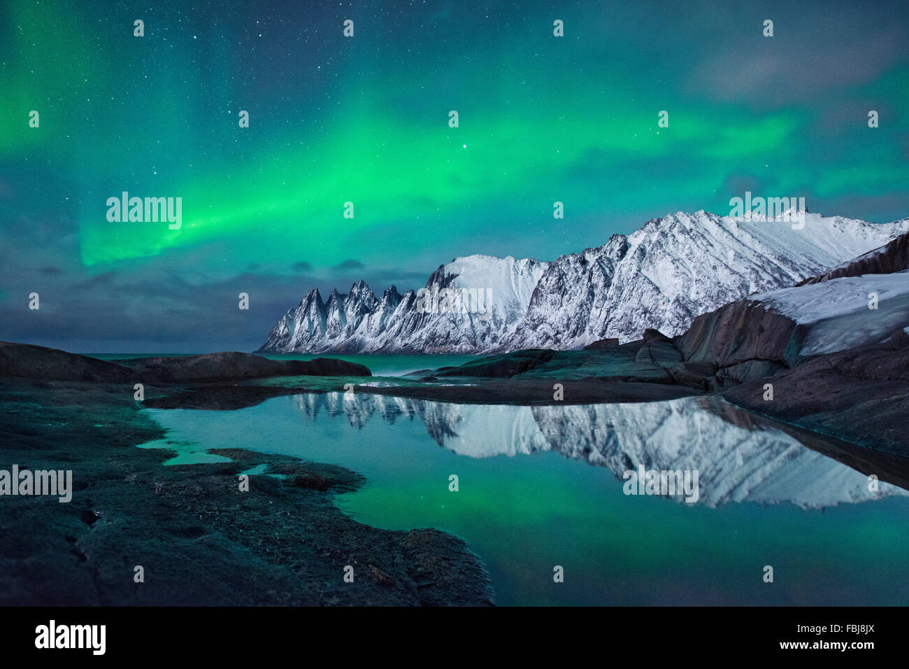 Norwegen, Nordland, Senja, Insel, Ochsen, Berge, Winter, Aurora Borealis, Aurora, Nordlicht, grün, Schleier, Reflexion, See, Meer, Sterne, Himmel, Nacht, mystisch, Paradies, Landschaft, Fee, Stockfoto