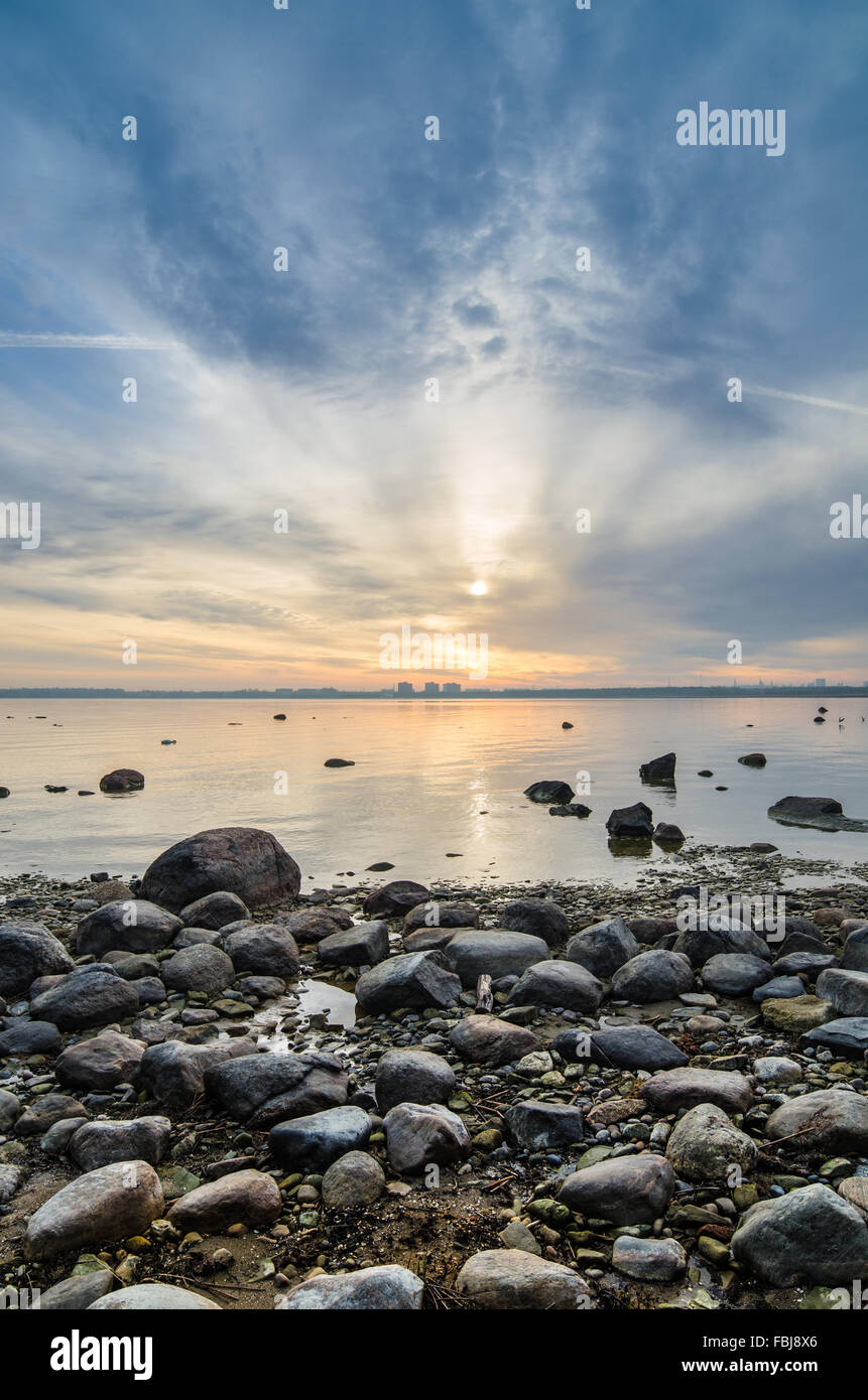 Wunderschönen Sonnenaufgang auf dem Meer. Ansichten von Tallinn. Stockfoto