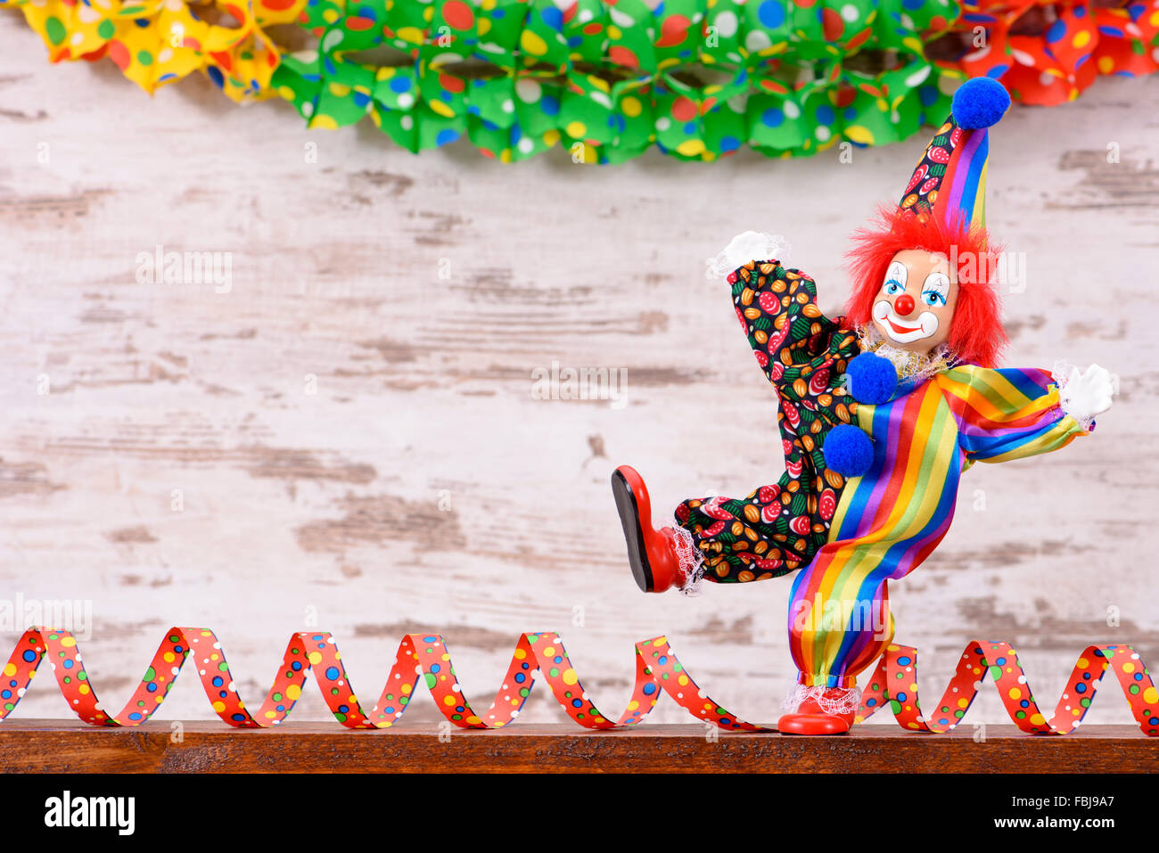 Clown mit Papier Streamer auf Faschingsparty Stockfoto
