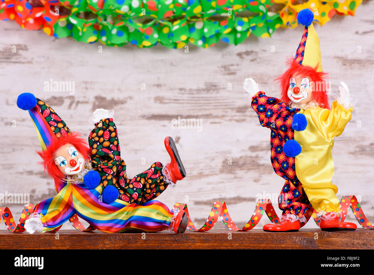 Clown mit Papier Streamer auf Faschingsparty Stockfoto