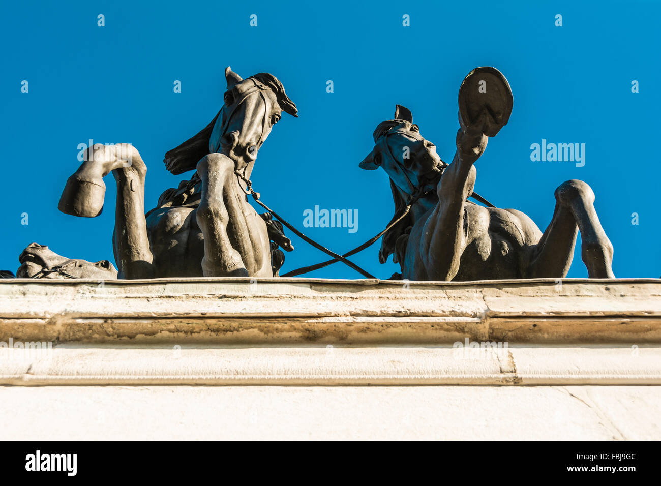 Die galoppierenden Pferde der Quadriga von Adrian Jones in Wellington Arch, Hyde Park Corner London, England, Großbritannien Stockfoto