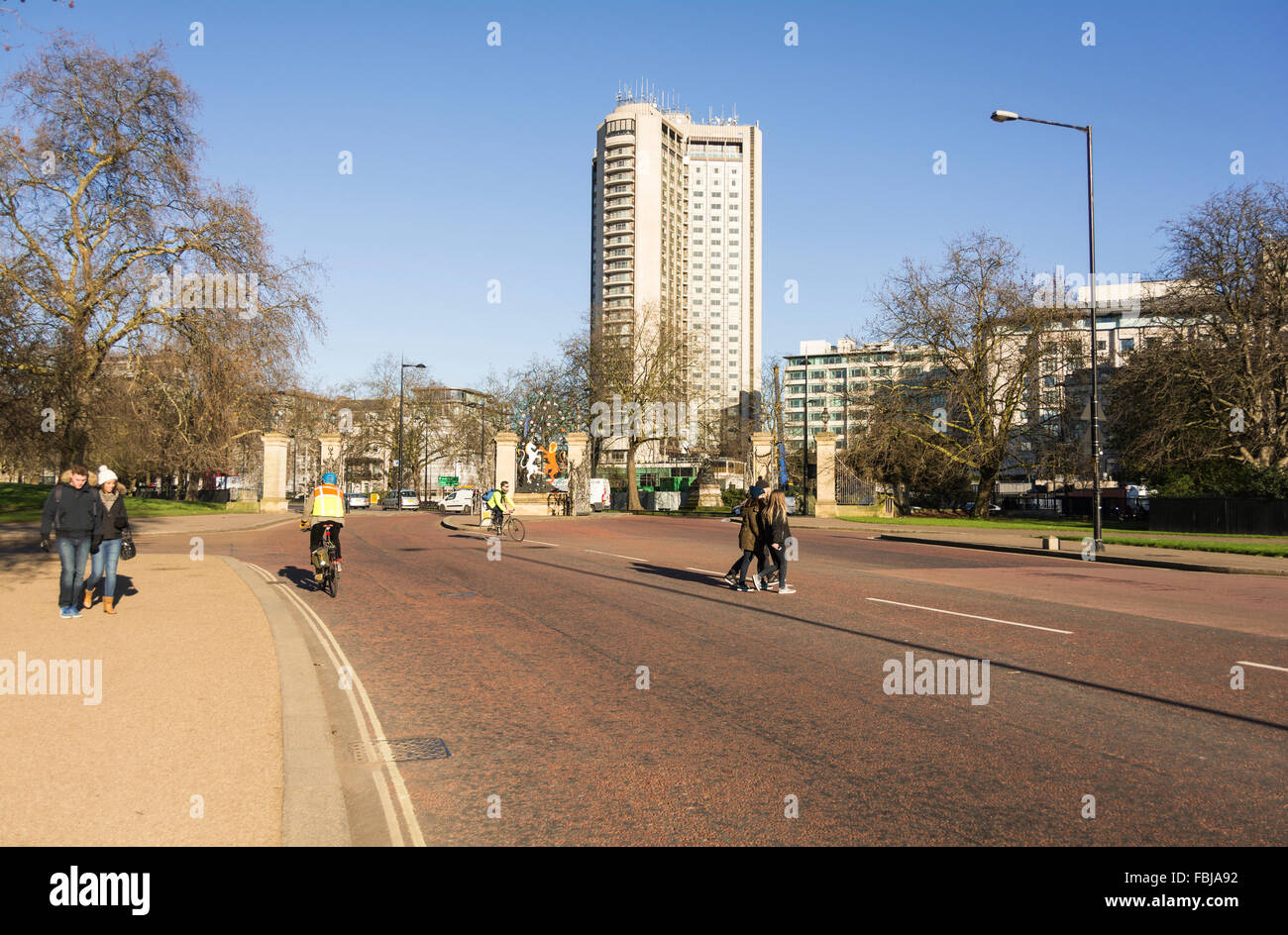 London Hilton on Park Lane vom Hyde Park, South Carriage Drive, London, England, Vereinigtes Königreich Stockfoto