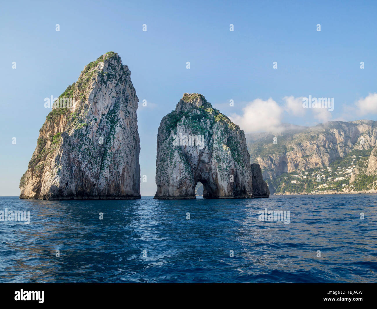 Beeindruckende Landschaft auf der Insel Capri mit Faraglioni - Küstenfelsen Bildung am Mittelmeer. Stockfoto