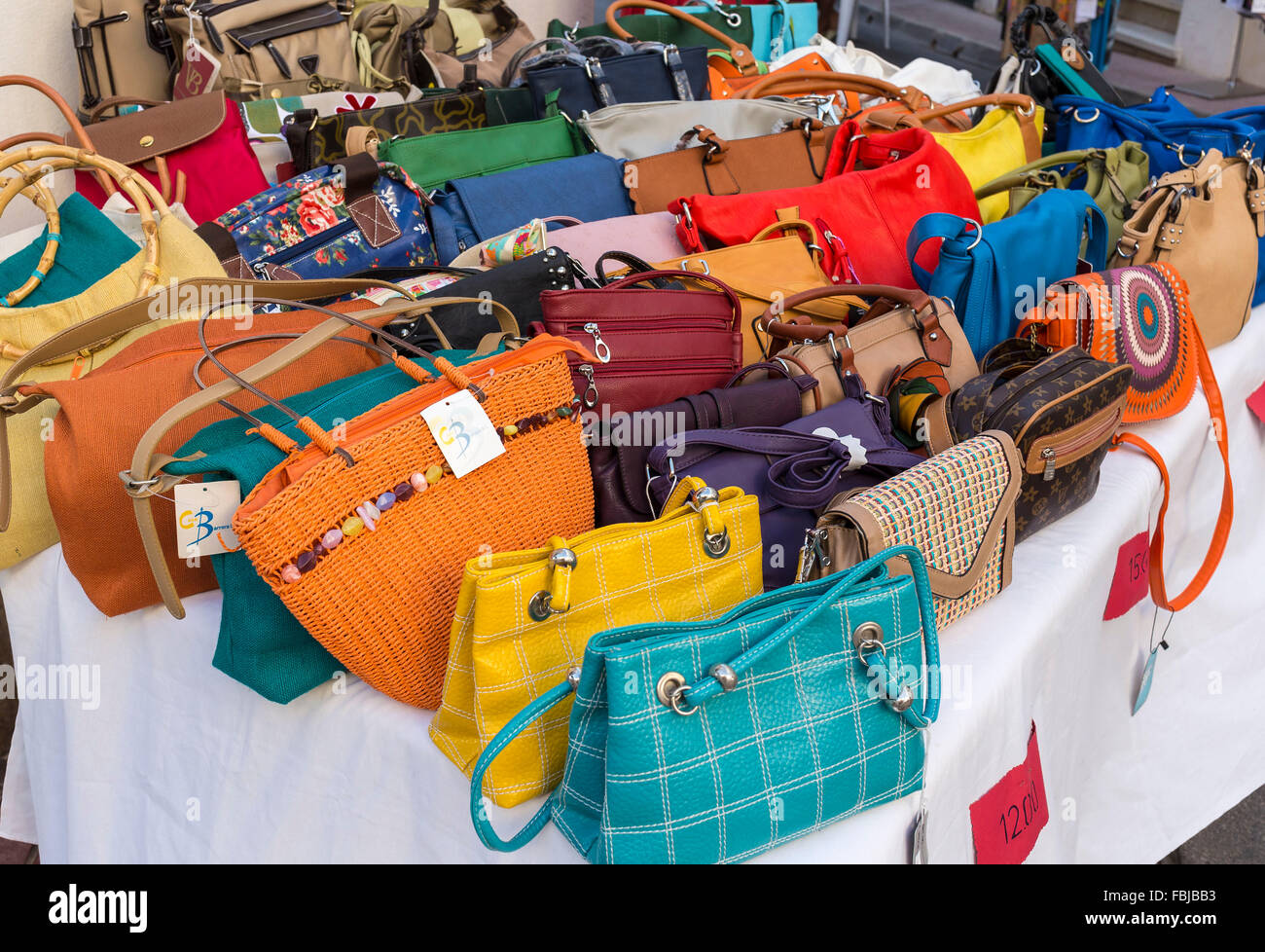 Verkauf von Handtaschen aus Leder, Alaior, Insel Menorca, Balearen, Spanien Stockfoto