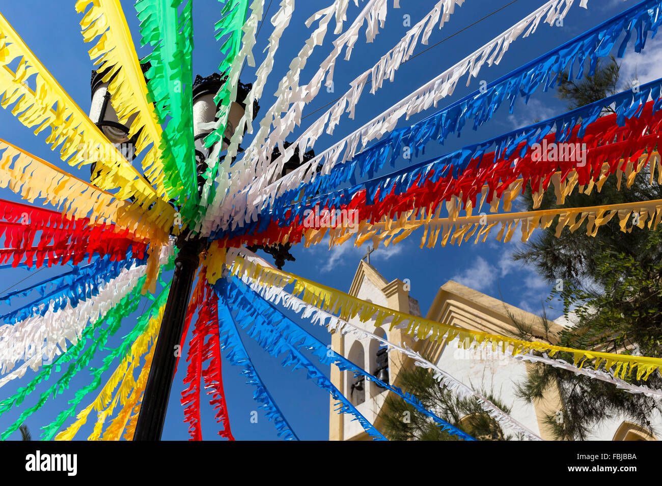 Wimpel Kette auf einer Feier, Vorplatz der Kirche Sant Climent, Insel Menorca, Balearen, Spanien Stockfoto