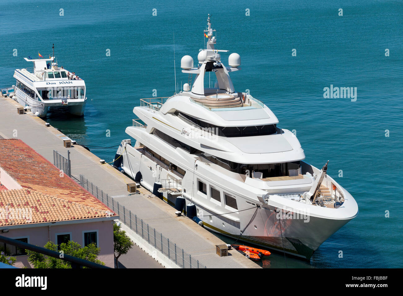 Yacht und Ausflug Boot, Hafen von Mao, Mahon, Hauptstadt der Insel Menorca, Balearen, Spanien, Süd-Europa Stockfoto