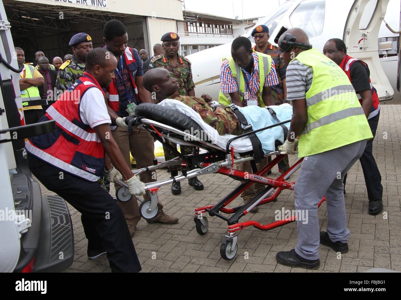 Nairobi, Kenia. 17. Januar 2016. Gesundheit der Arbeitnehmer tragen einen verletzten Soldaten, ein Ambulence am Wilson Airport in Nairobi, Kenia, am 17. Januar 2016. Die kenianische Regierung hat begonnen, seine Soldaten verletzt in der Dämmerung Al-Shabaab Terroranschlag am AMISOM Basis im Süden Somalias zu evakuieren. © Simbi Kusimba/Xinhua/Alamy Live-Nachrichten Stockfoto