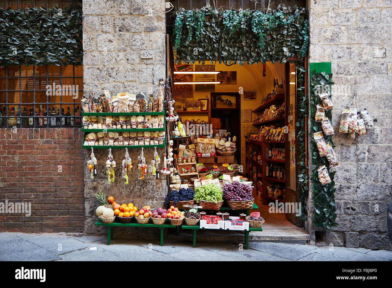 Shop in der Toskana, Display, Obst in Körbe, Nudeln, Gemüse, trockene Gewürze, Pilze, Spezialitäten, lokal, Eingang, Toskana, Italien Stockfoto