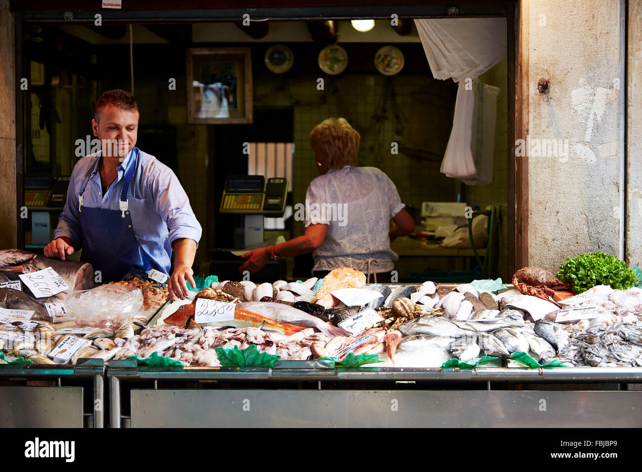 Marktplatz, Fisch Stall, Verkäufer, Fisch, Venedig Italien Stockfoto