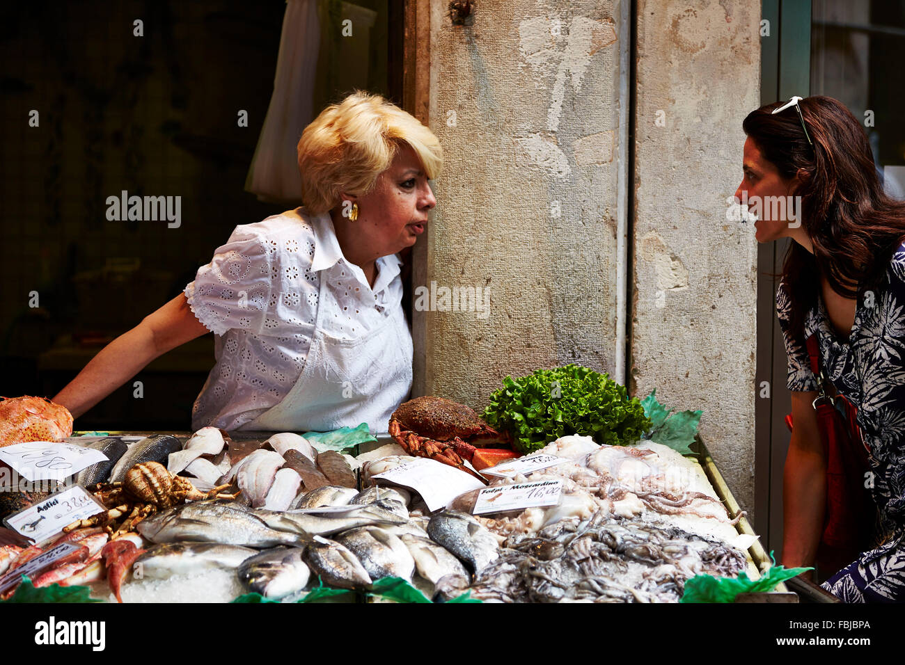 Markt-Szene, Verkäuferin, Fische, 2 Frauen, Venedig Italien Stockfoto