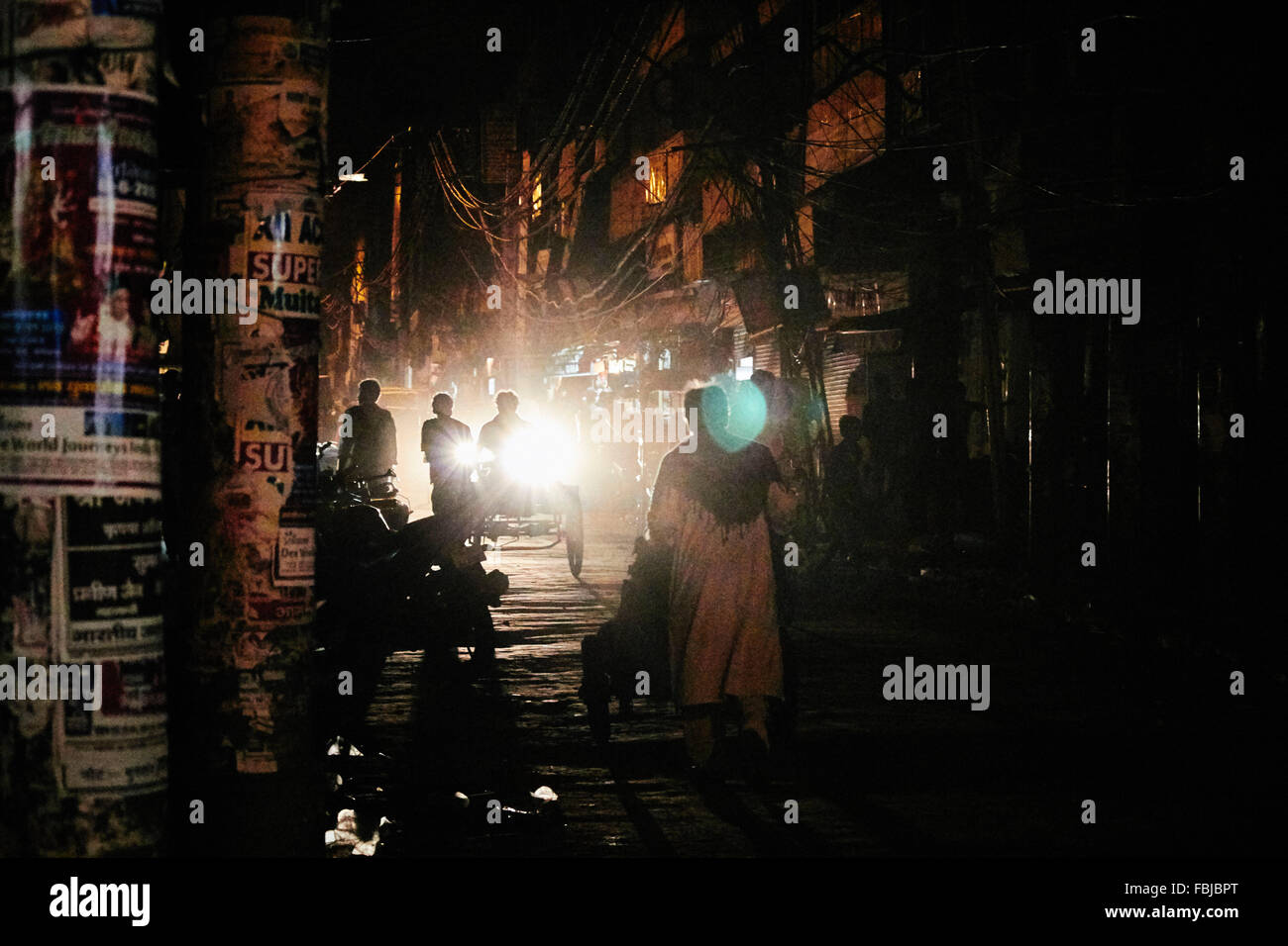 Nacht, Gegenlicht, Rickshaww, dunkle Gasse, 4 Personen, Werbung, Straßen-Delhi, Indien Stockfoto