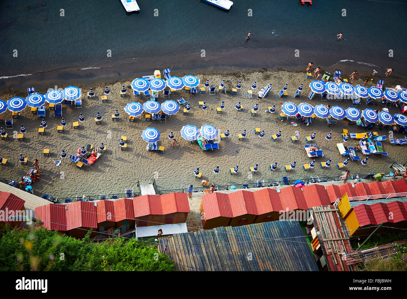 Strandszene, Sorrento, italienischen Strand, Sonnenschirme von oben, Amalfiküste, Italien Stockfoto