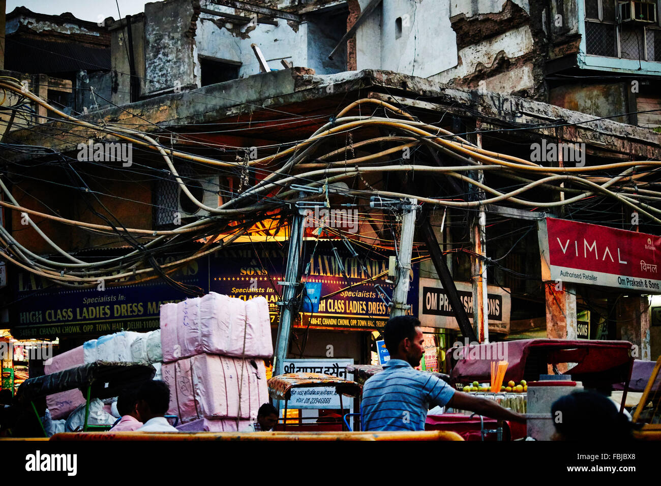 Power-Haus Ruinen, Werbung, Versorgungsleitungen, Ecke, Straßen-Delhi, Indien Stockfoto