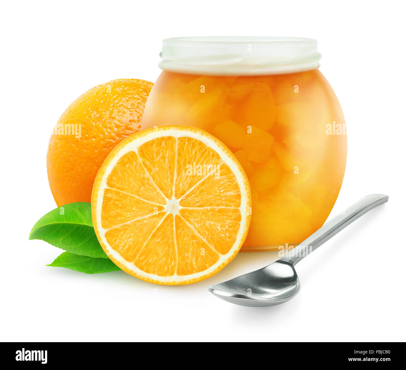 Orangenmarmelade in einem Glas isoliert auf weiss mit Beschneidungspfad Stockfoto