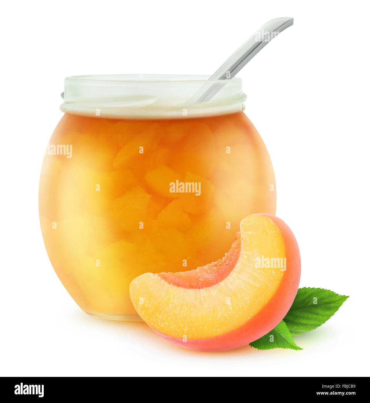 Pfirsich Marmelade in ein Glas mit Löffel, isoliert auf weiss mit Beschneidungspfad Stockfoto
