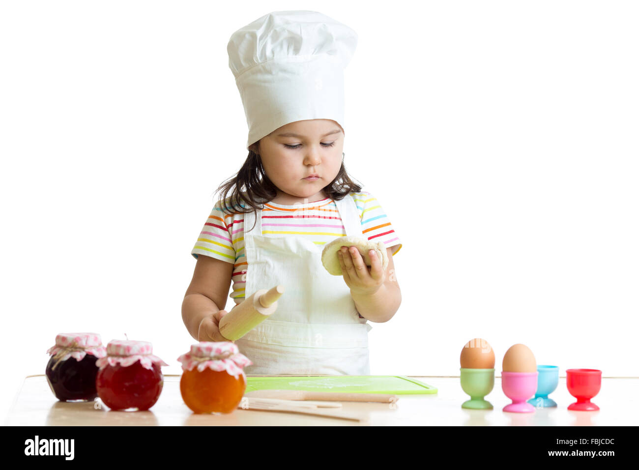Kind kleines Koch mit Mehl den Teig dehnen Stockfoto