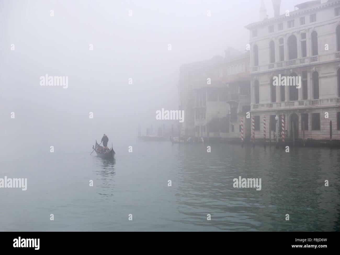 Einsame Gondel in dichtem Nebel, Canal Grande, Venedig Stockfoto