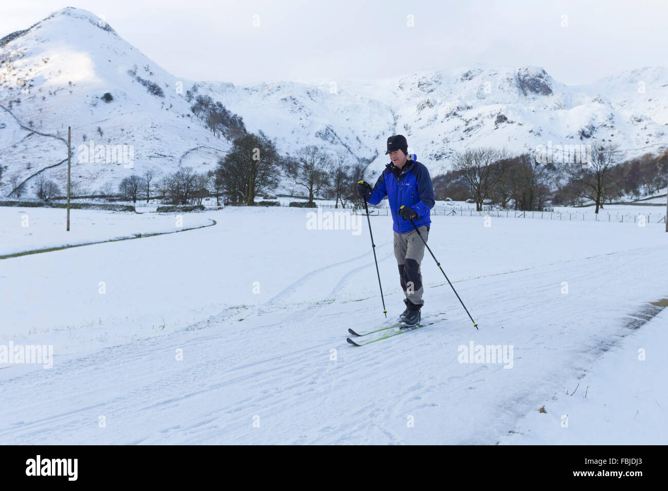 Sykeside, Dovedale, Brüder Wasser Seenplatte Cumbria. 17. Januar 2016. Großbritannien Wetter.  Eine andere kalt-Start in den Tag, aber nach dem letzten Schneefall, waren Langläufer genießen den Schnee in Cumbria heute Morgen. © David Forster/Alamy Live News Bildnachweis: David Forster/Alamy Live-Nachrichten Stockfoto