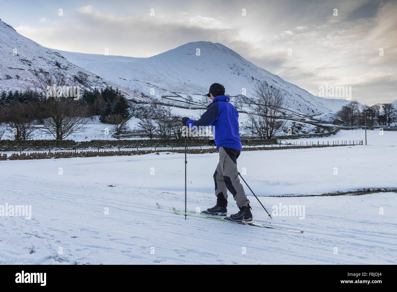Sykeside, Dovedale, Brüder Wasser Seenplatte Cumbria. 17. Januar 2016. Großbritannien Wetter.  Eine andere kalt-Start in den Tag, aber nach dem letzten Schneefall, waren Langläufer genießen den Schnee in Cumbria heute Morgen. © David Forster/Alamy Live News Bildnachweis: David Forster/Alamy Live-Nachrichten Stockfoto