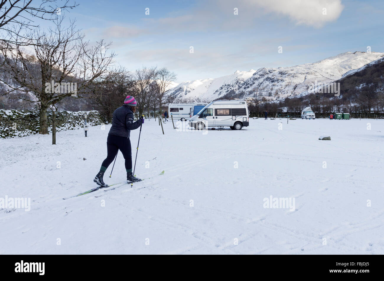 Sykeside, Dovedale, Brüder Wasser Seenplatte Cumbria. 17. Januar 2016. Großbritannien Wetter.  Eine andere kalt-Start in den Tag, aber nach dem letzten Schneefall, waren Langläufer genießen den Schnee in Cumbria heute Morgen. © David Forster/Alamy Live News Bildnachweis: David Forster/Alamy Live-Nachrichten Stockfoto