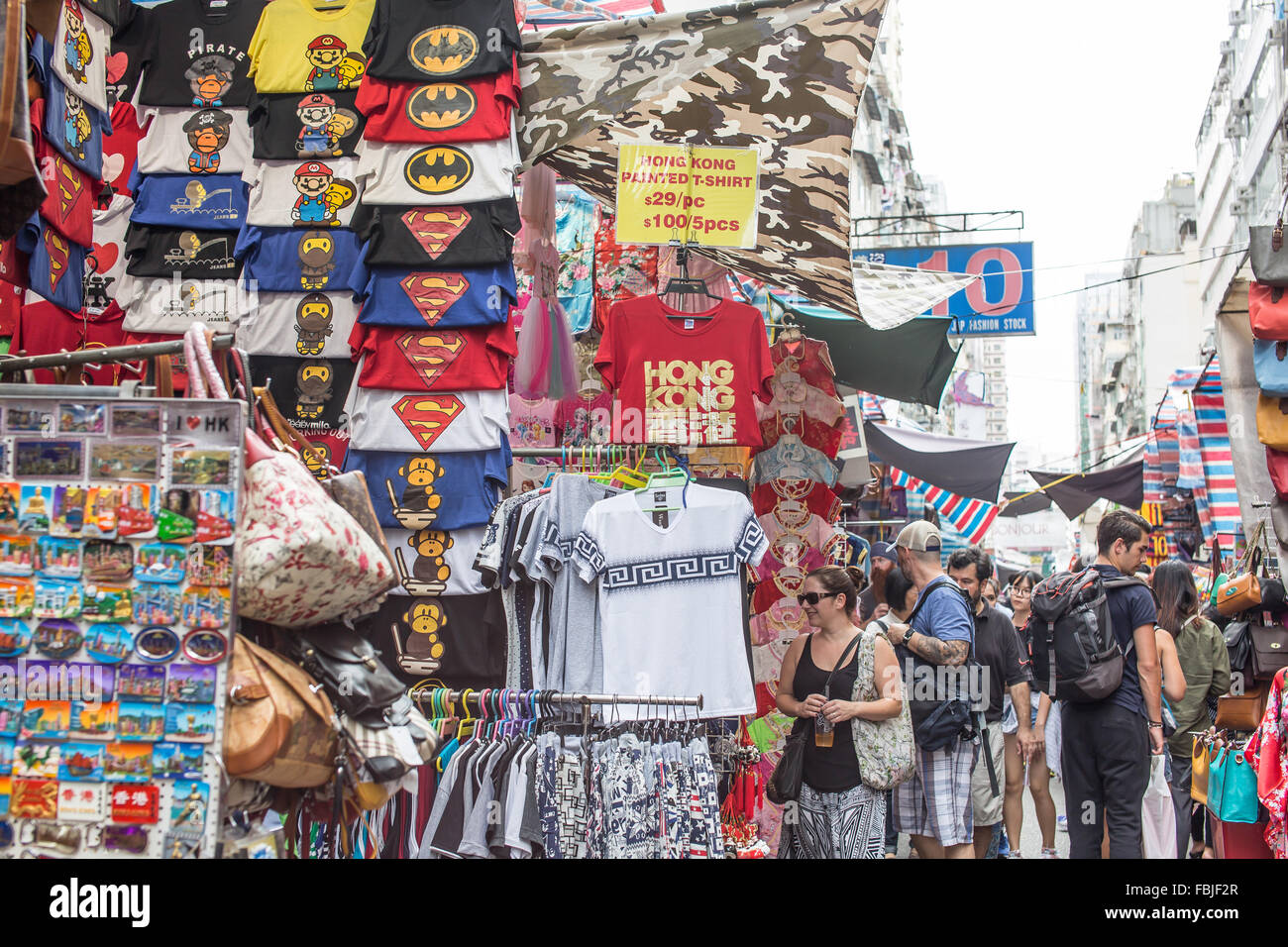 HONG KONG - Oct 3: Unbekannte Hawker waren in Fa Yuen Street, Mongkok, Hong Kong am 3. Oktober 2015 verkauft. Stockfoto