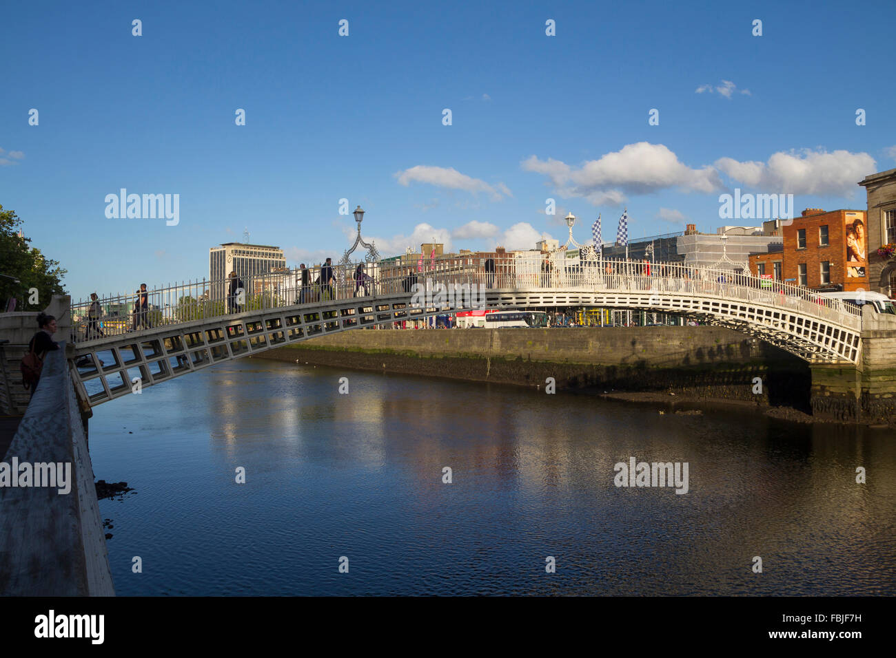 Blick auf die Stadt von Dublin, die Hauptstadt von Irland, mit Ha'penny Brücke über den Fluss Liffey Stockfoto