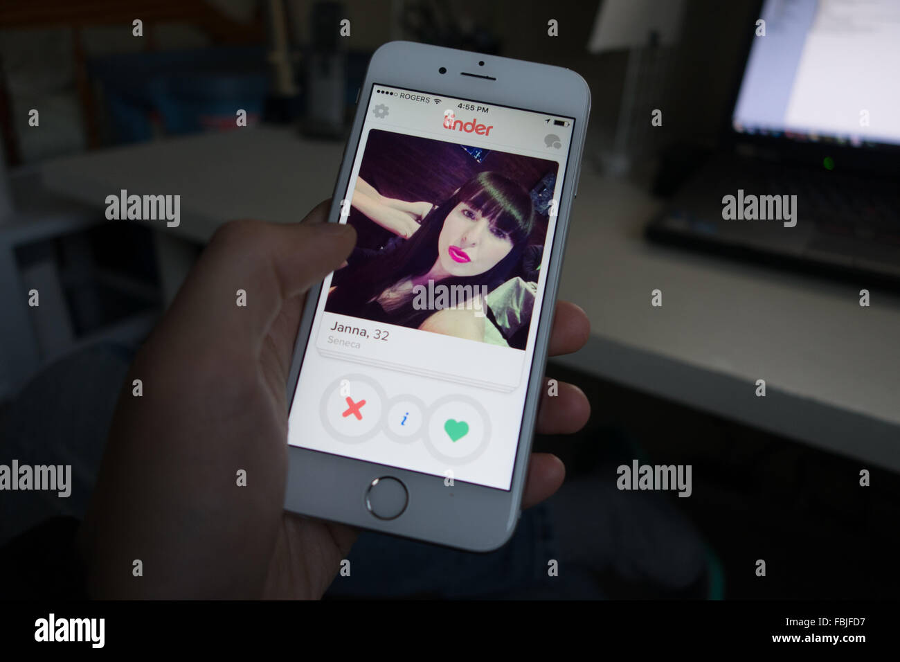 dating Website Smartphone Iphone überprüfen Stockfoto