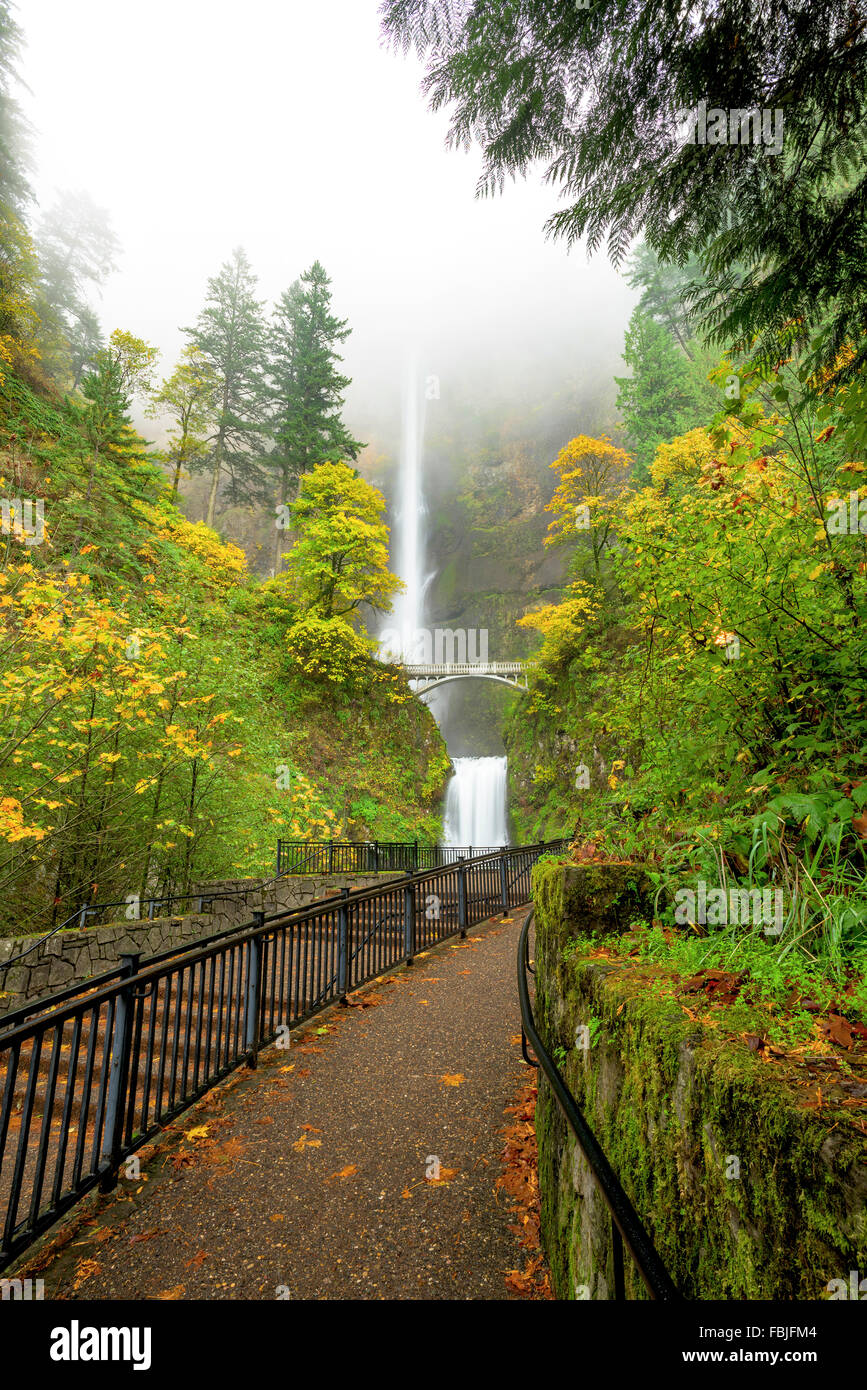 Gang mit Multnomah Wasserfall in Oregon Stockfoto