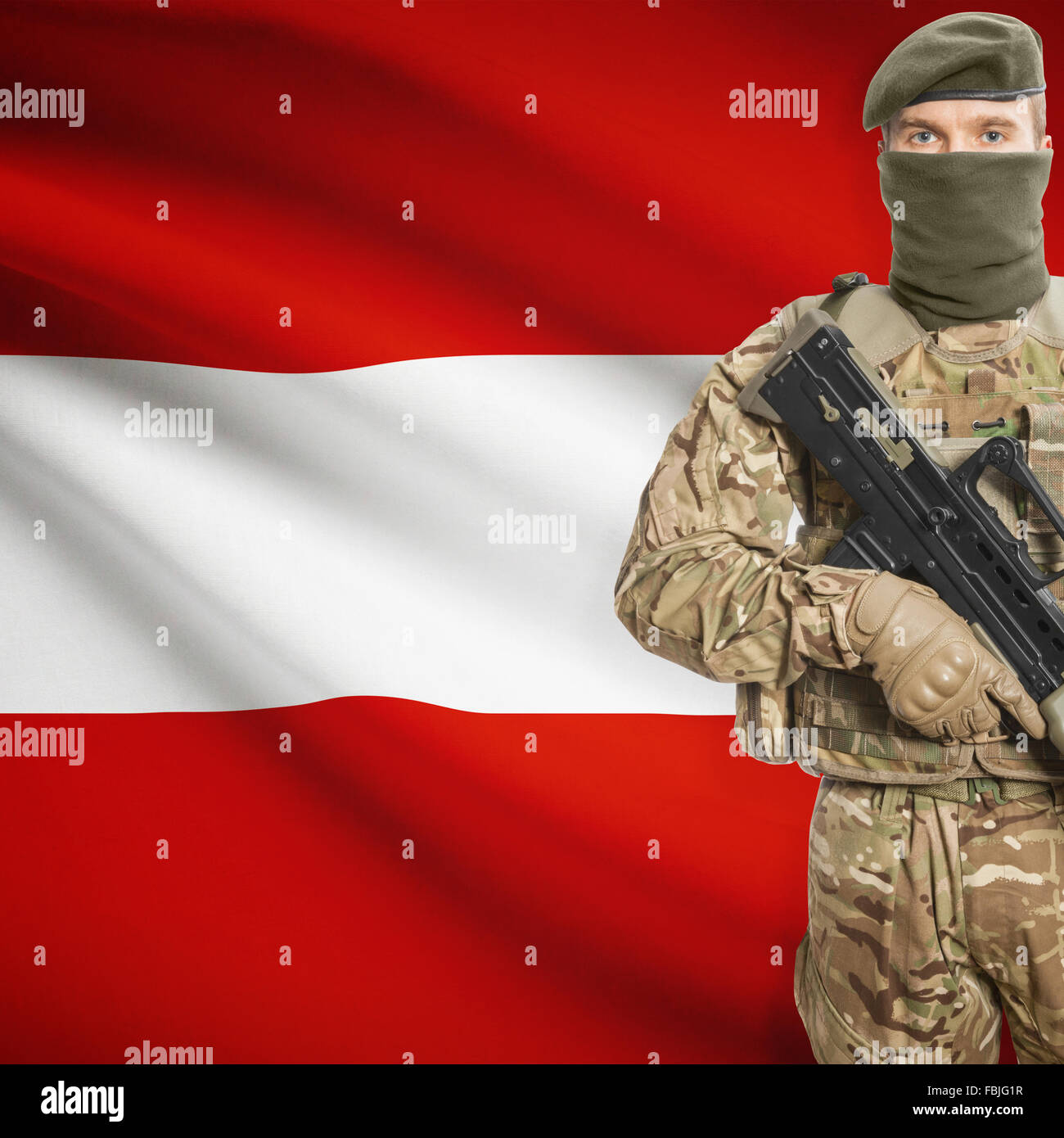 Soldat mit Maschinengewehr und Nationalflagge auf Hintergrund-Serie - Österreich Stockfoto