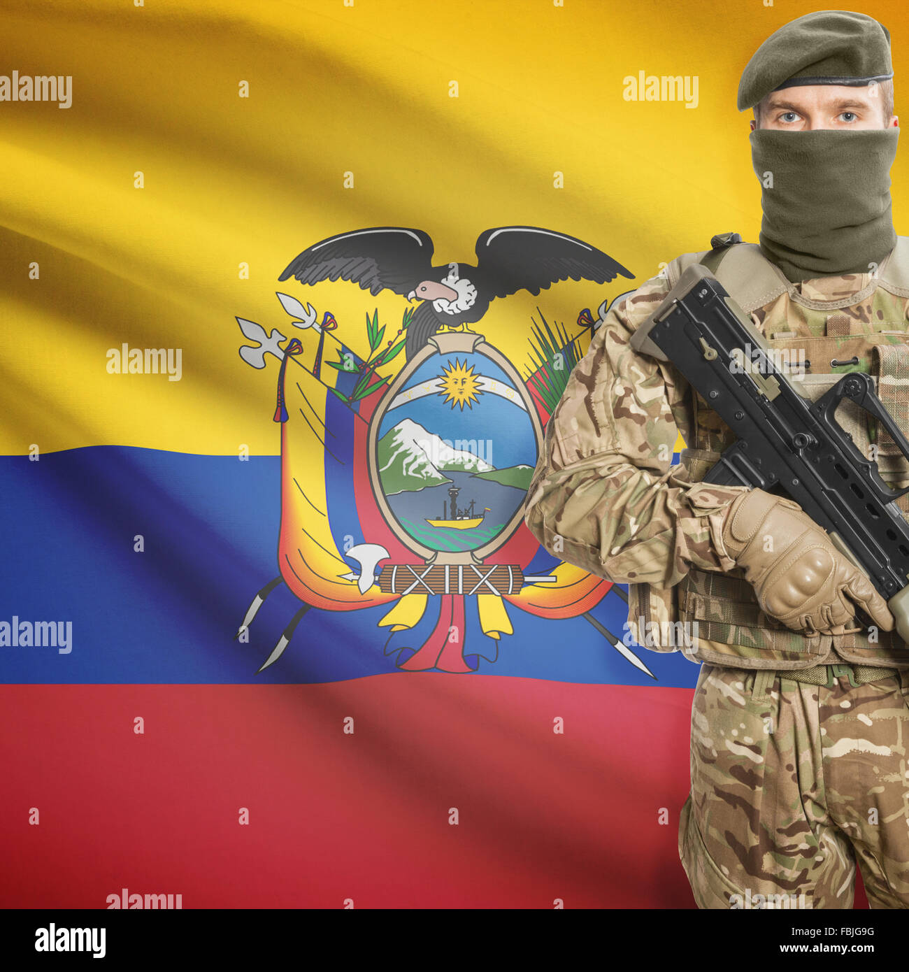 Soldat mit Maschinengewehr und Nationalflagge auf Hintergrund-Serie - Ecuador Stockfoto