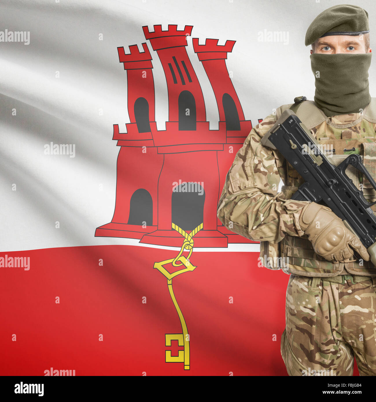 Soldat mit Maschinengewehr und Nationalflagge auf Hintergrund-Serie - Gibraltar Stockfoto