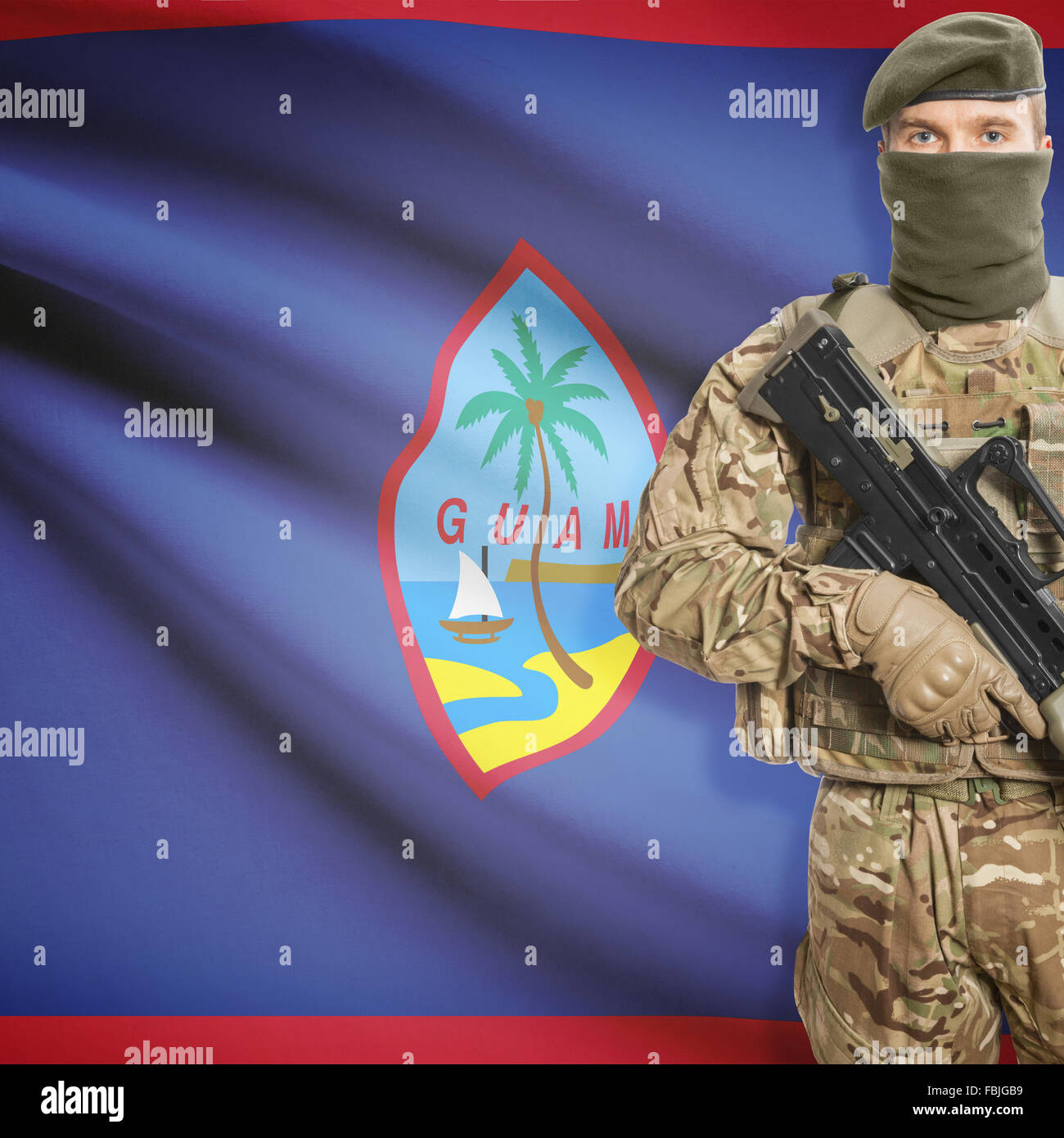 Soldat mit Maschinengewehr und Nationalflagge auf Hintergrund-Serie - Guam Stockfoto
