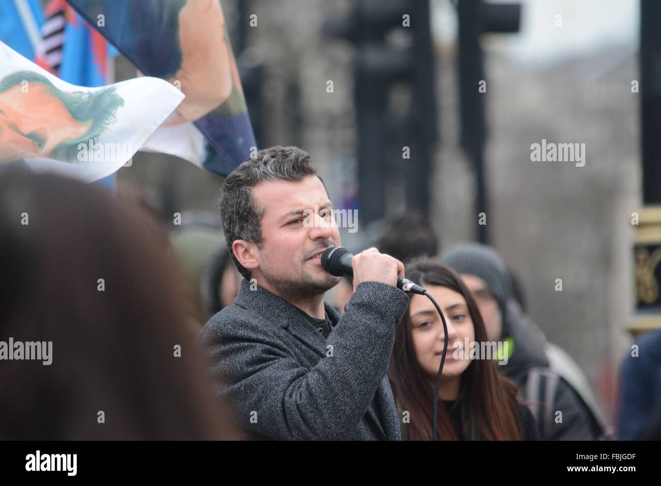 London, England. 17. Januar 2016. Ein Lautsprecher befasst sich mit die gesammelte Menge. Bildnachweis: Marc Ward / Alamy Live News Stockfoto