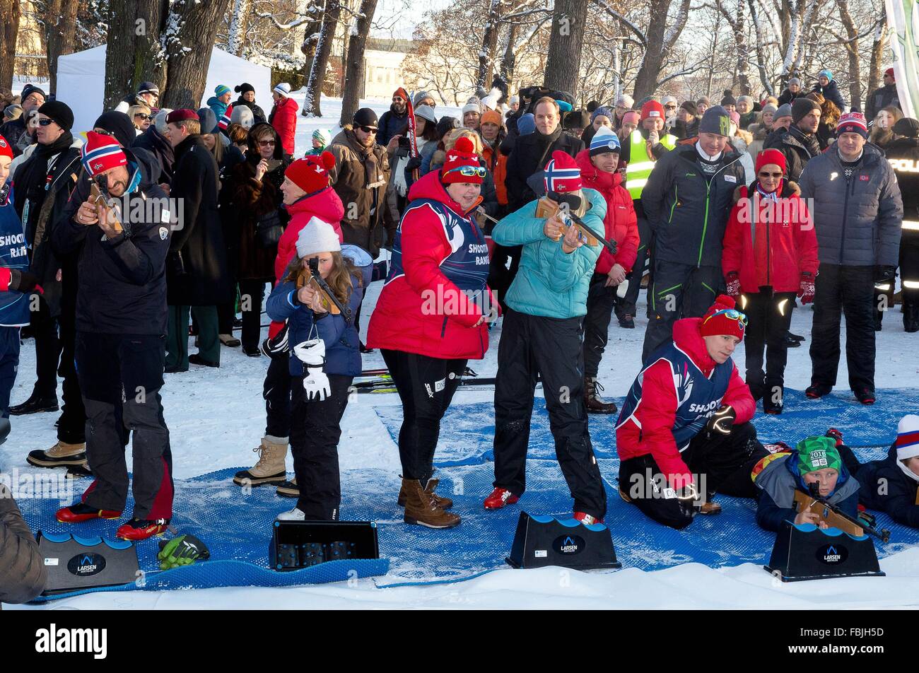 Oslo, 17.01.2016 Kronprinz Haakon, Prinzessin Ingrid Alexandra, Kronprinzessin Mette-Marit, HM Königin Sonja und Prinz Sverre Magnus 25. Jahrestag des Aufstiegs auf den norwegischen Thron ihre Majestäten König Harald und Königin Sonja der königlichen Familie besucht die Ereignisse im The Palace Square (Slottsplassen) RPE/Albert Nieboer/Niederlande OUT - NO-Draht-Dienst- Stockfoto