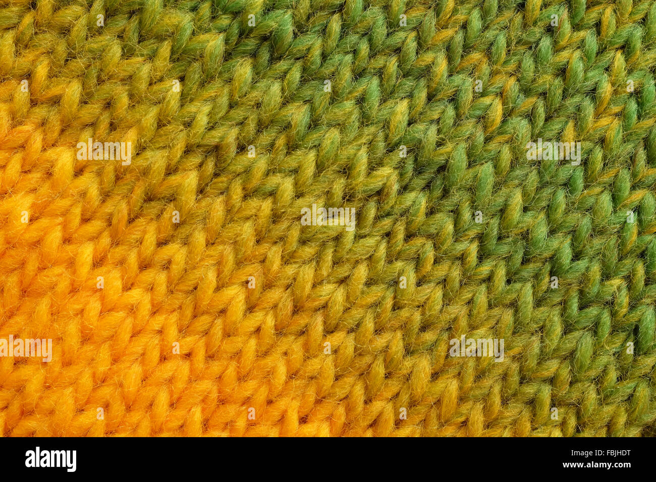 Gelb und Grün gemischt Wolle in Diagonale gestrickten Masche als eine abstrakte Hintergrundtextur Stockfoto