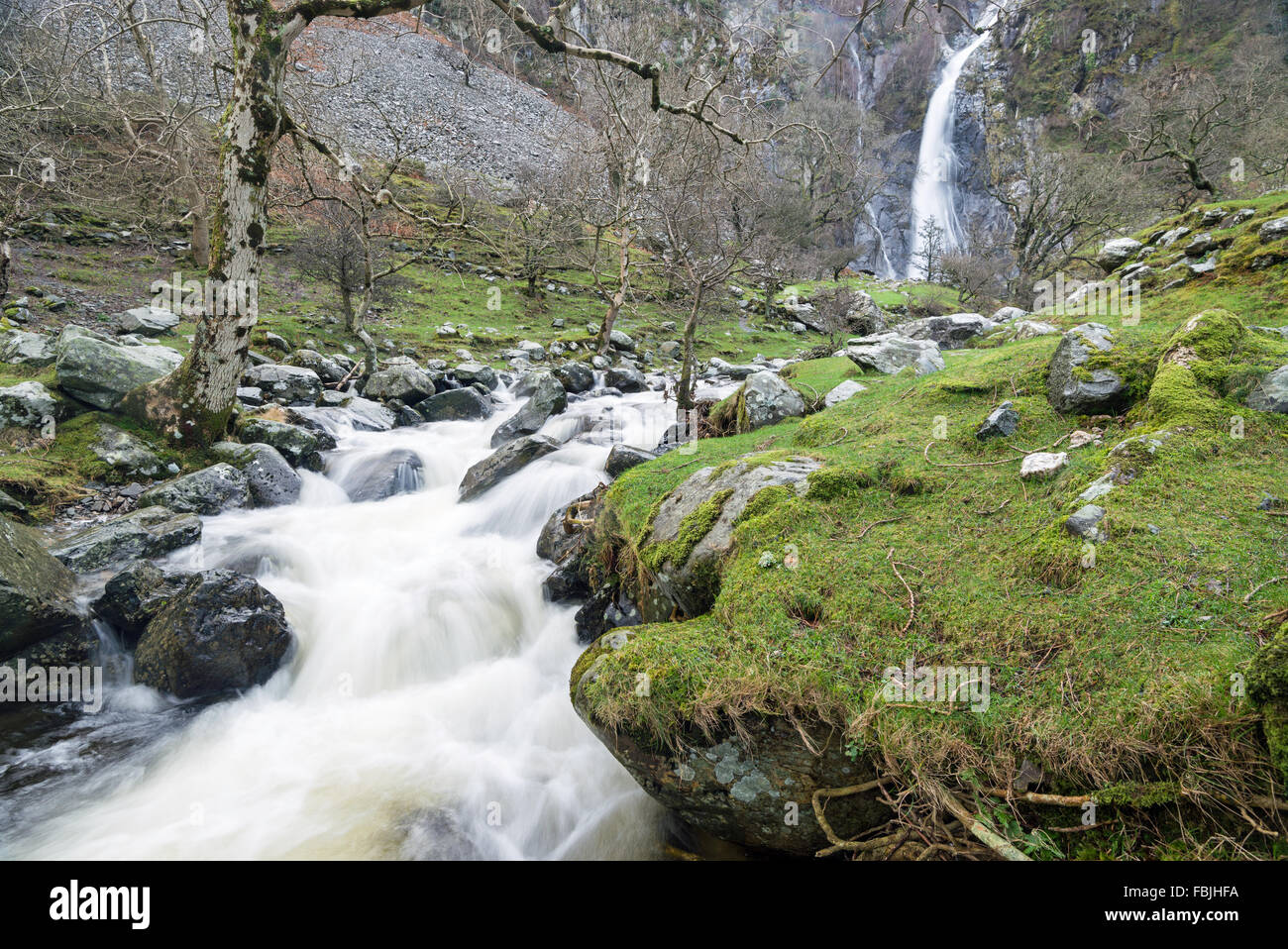 Aber fällt nach starken Regenfällen in Snowdonia Nationalpark Nord-Wales.  Die Wasserfälle sind 120ft (37m) hoch. Stockfoto