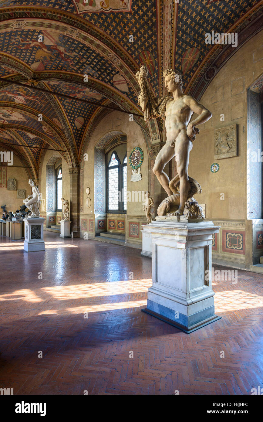 Florenz. Italien. Die Loggia, Museo Nazionale del Bargello. Skulptur von Jason (1589), von Pietro Francavilla, Vordergrund. Stockfoto