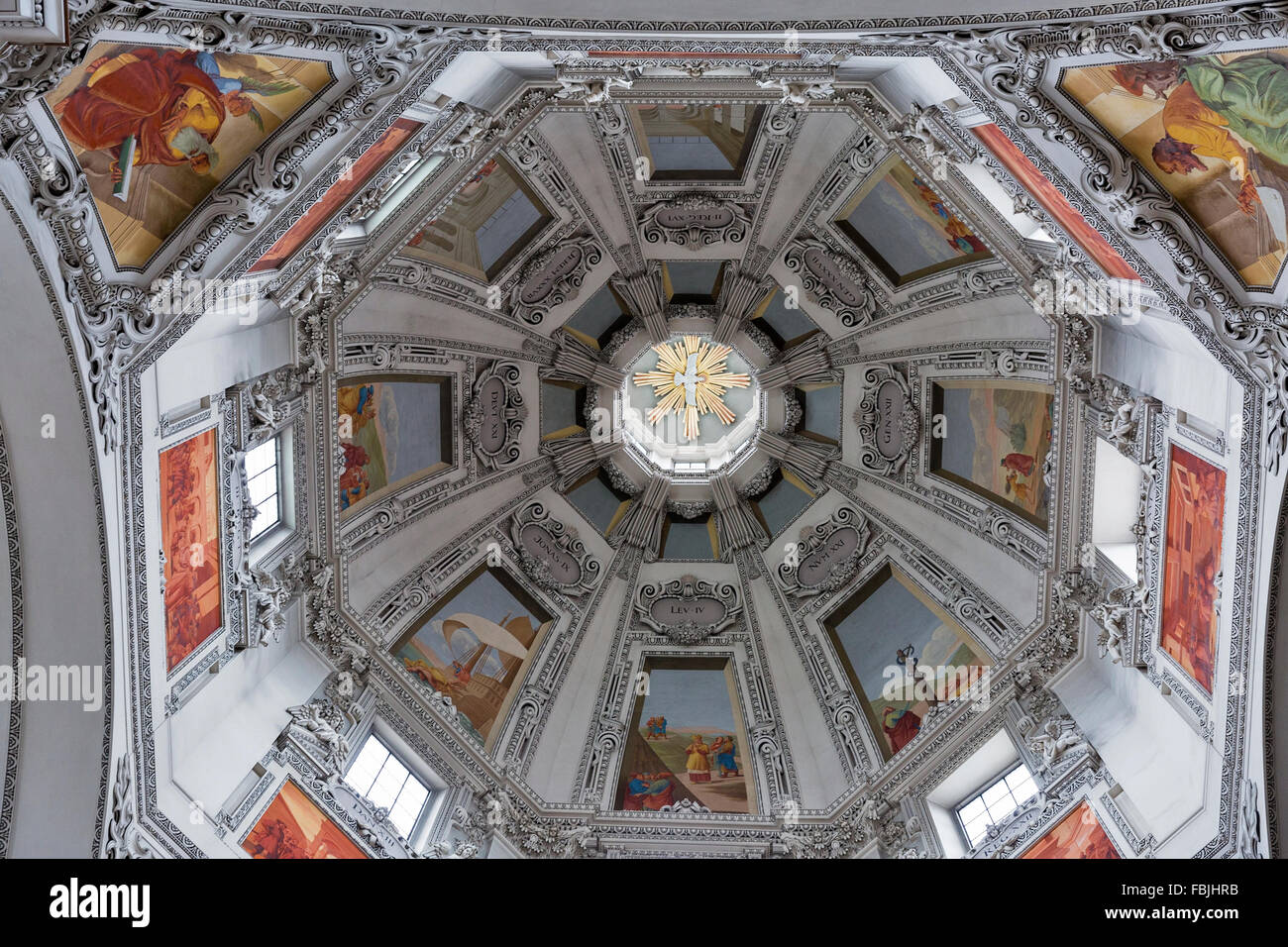 Salzburger Dom Dom Innenraum gebaut von Santino Solari, Schweizer Architekt und Bildhauer. Salzburg, Österreich. Stockfoto