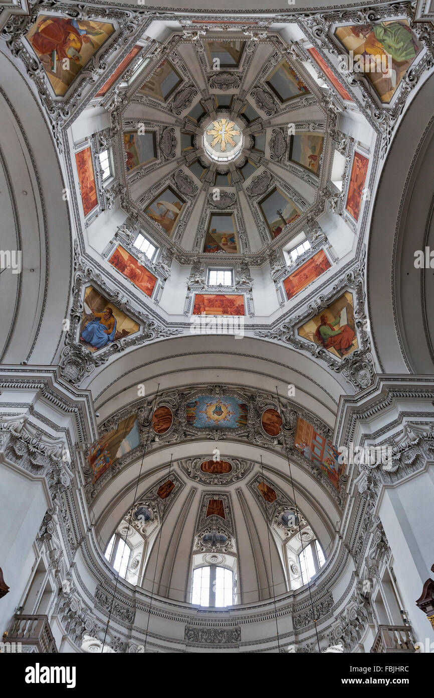 Salzburger Dom Dom Innenraum gebaut von Santino Solari, Schweizer Architekt und Bildhauer. Salzburg, Österreich. Stockfoto