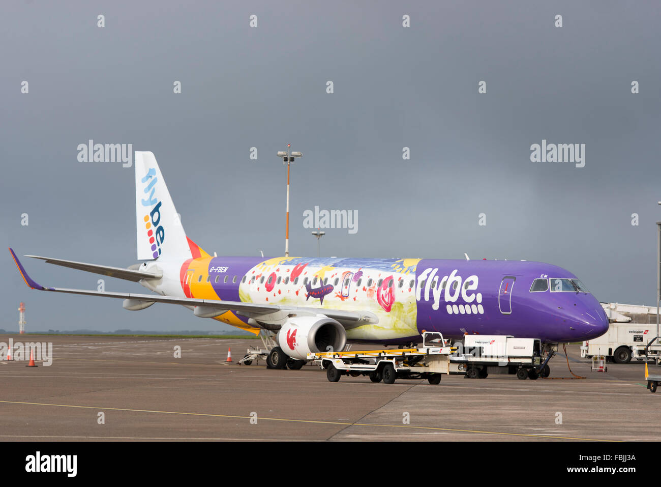 Ein Flybe Flugzeug G-FBEM am Flughafen von Cardiff, Südwales. Stockfoto