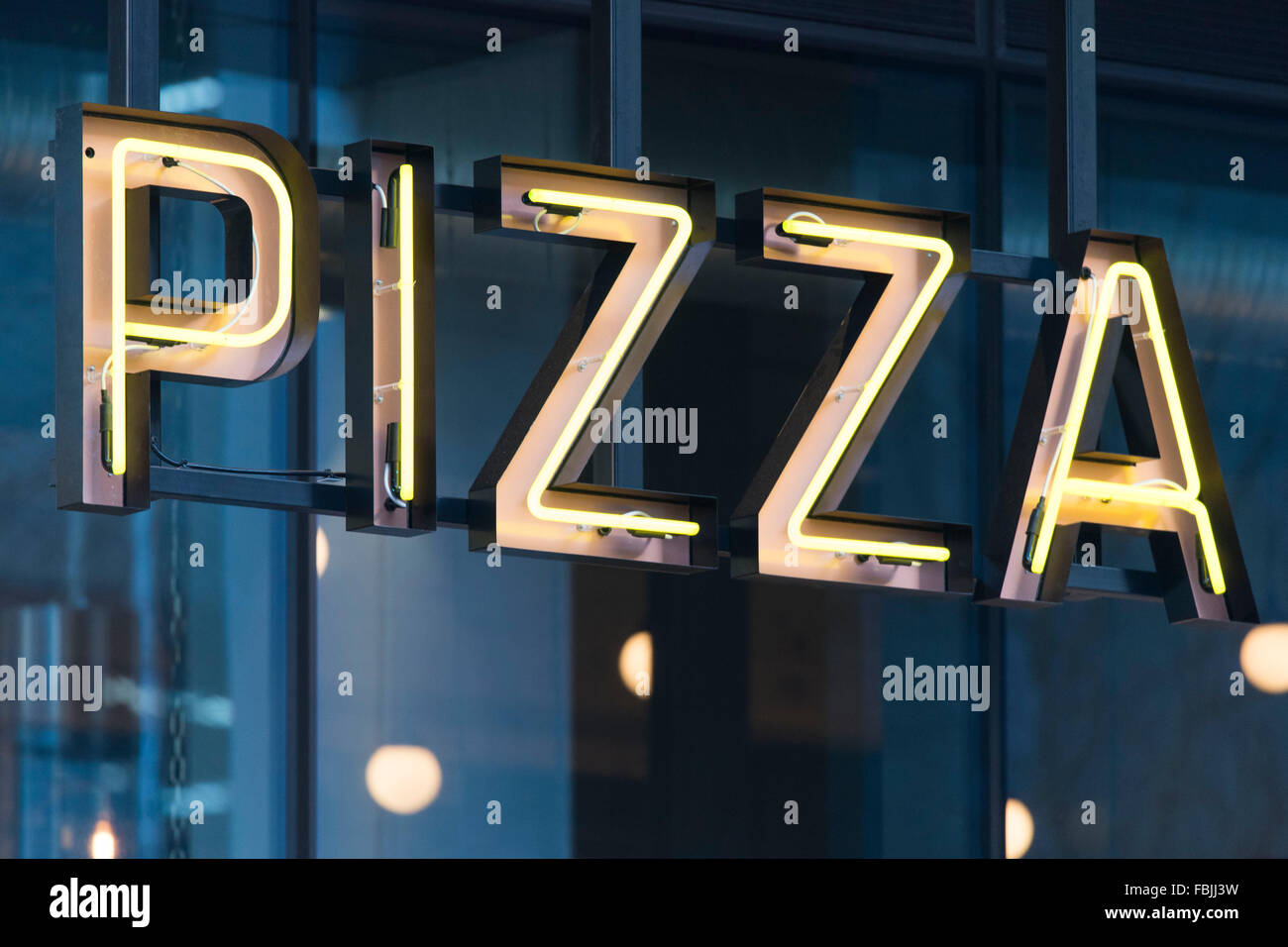Pizza-Zeichen-Logo in Leuchtstoffröhren. Stockfoto