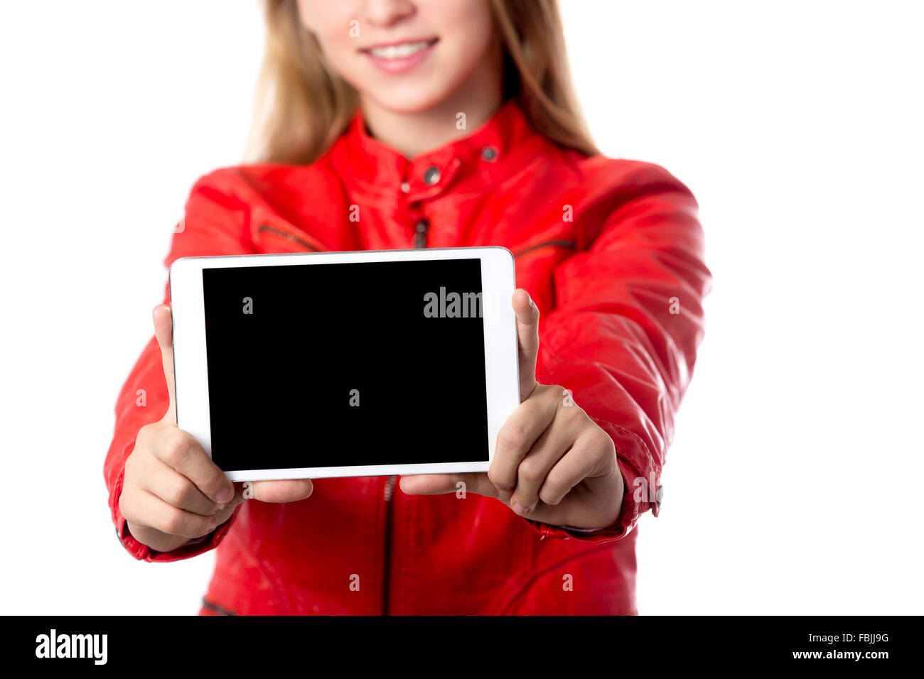 Glücklich freundlich lächelnden schönen casual Teenager-Mädchen tragen rote Leder Jacke zeigt leere schwarze modernen Tablet display Stockfoto
