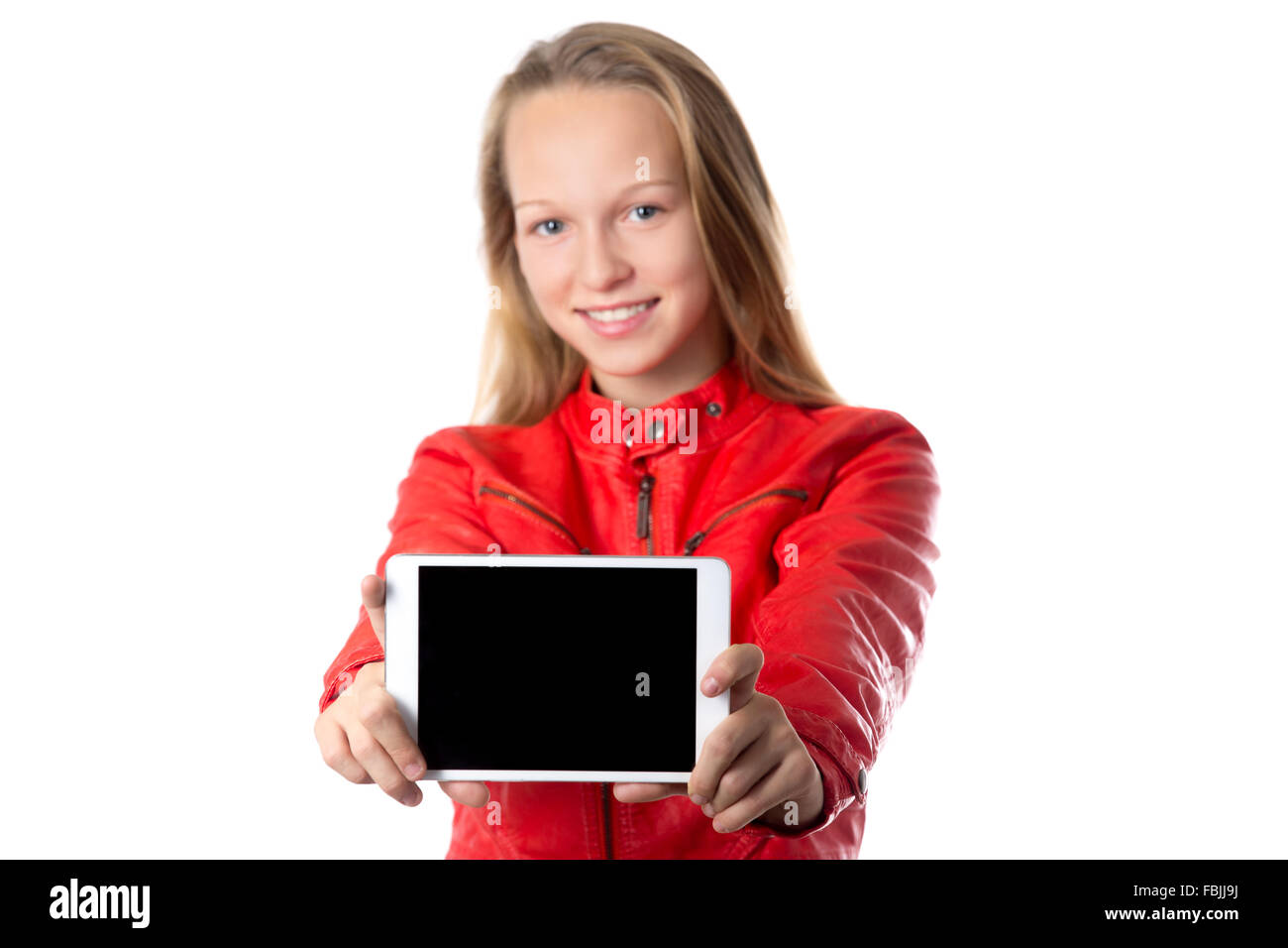 Glücklich schön lässig Teenager-Mädchen tragen rote Lederjacke zeigt leere modernen Tablet-Display mit Textfreiraum, freundlich Stockfoto
